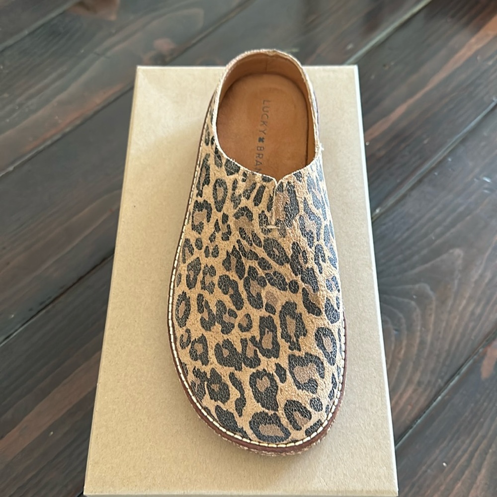 NWT-lucky brand clogs